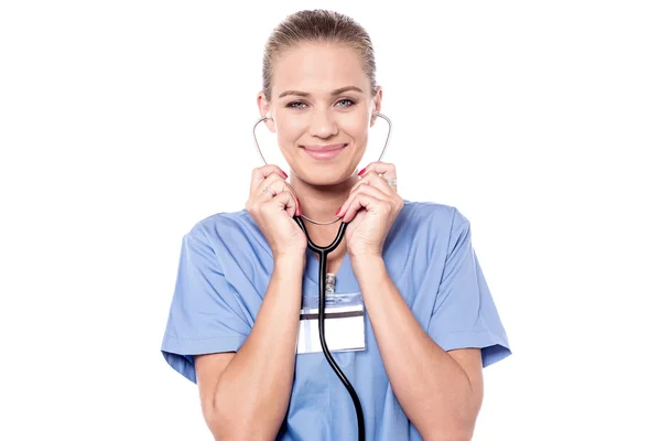 Médico usando estetoscópio — Fotografia de Stock