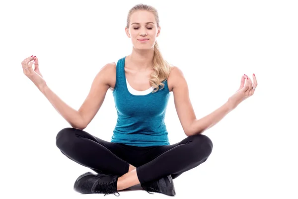 Kvinna mediterar i lotus pose — Stockfoto