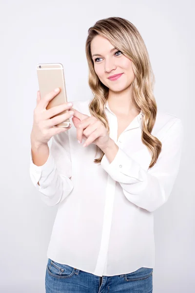 Mulher clicando em uma selfie — Fotografia de Stock