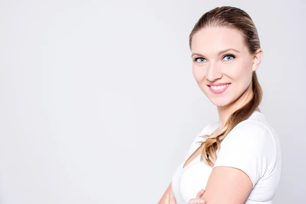 Mujer atractiva posando — Foto de Stock