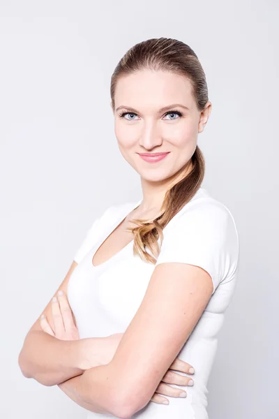 Model posing with arms crossed — Stock Photo, Image