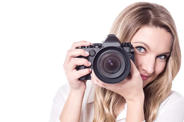 Vrouwelijke fotograaf bedrijf camera — Stockfoto