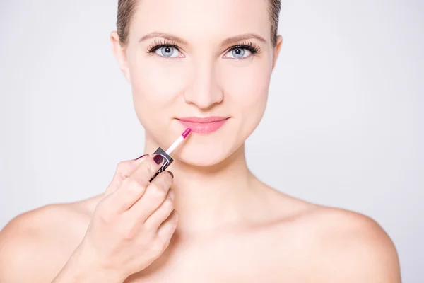 Model sprankelende lippenstift te zetten — Stockfoto