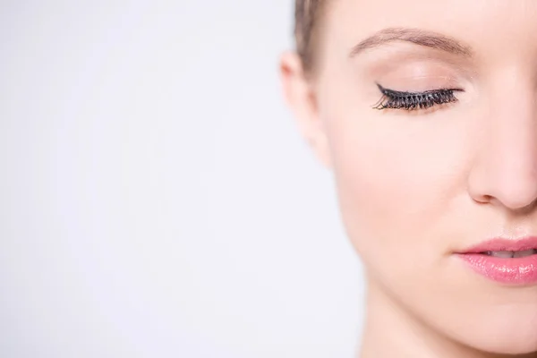 Hermosa cara de mujer, maquillaje ligero . — Foto de Stock