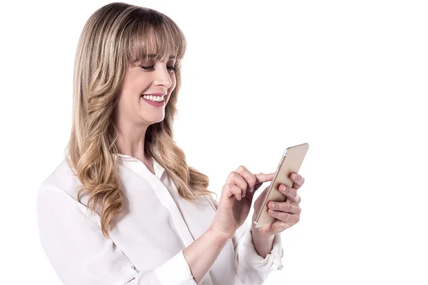 Žena pomocí svého smartphonu — Stock fotografie
