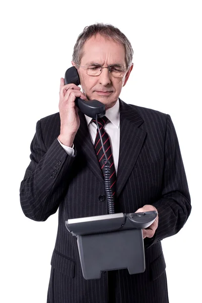 Geschäftsmann kommuniziert am Telefon — Stockfoto