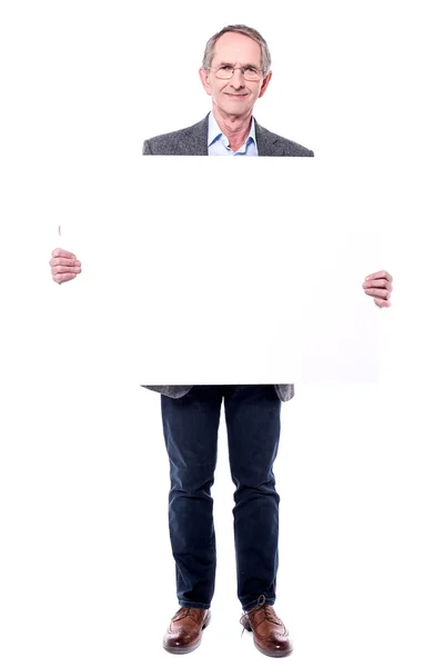 Чоловік стоїть за плакатом — стокове фото