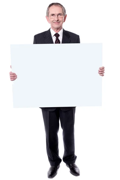 Man bedrijf lege witte reclamebord. — Stockfoto
