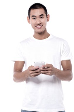  Akıllı telefon kullanan yakışıklı adam