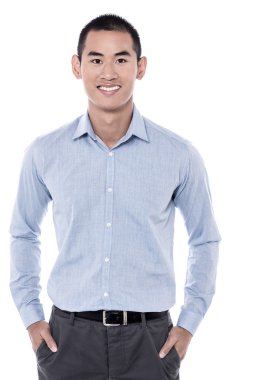 Gülümseyen Adam kameraya bakıyor.