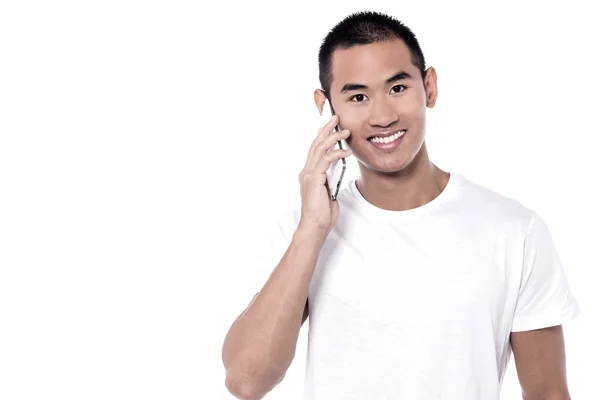 Jovem falando ao telefone — Fotografia de Stock
