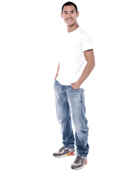 Jonge man poseren terloops — Stockfoto