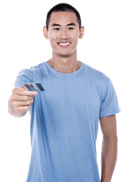 Чоловік передає свою дебетову картку — стокове фото