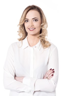 Güzel kadın kolları ile poz geçti