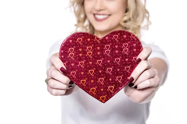 Woman holding heart shaped gift — Stock Photo, Image
