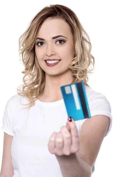 Menina bonita mostrando cartão de crédito — Fotografia de Stock