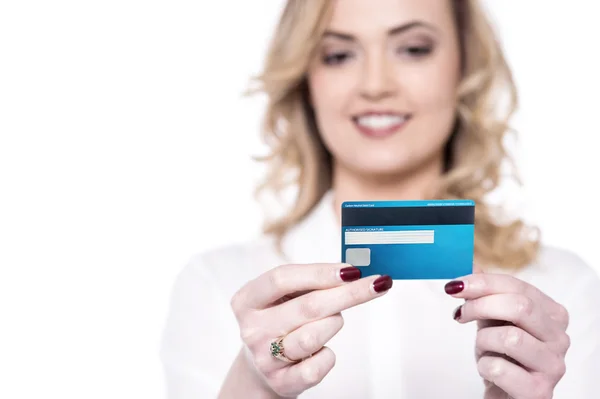 Mooie vrouw weergegeven: creditcard — Stockfoto