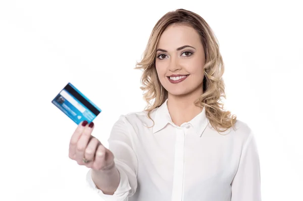 Bela mulher mostrando cartão de crédito — Fotografia de Stock