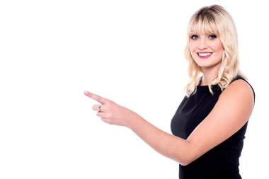 bir şeye işaret işaret eden güzel bir kadın