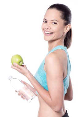 su şişesi ve elma ile kadın atlet
