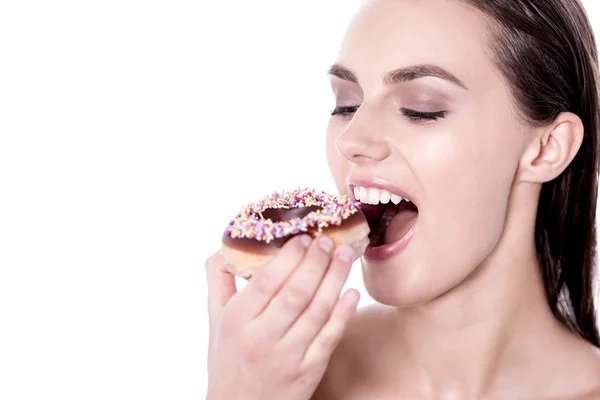 Frau isst gerade einen Donut — Stockfoto