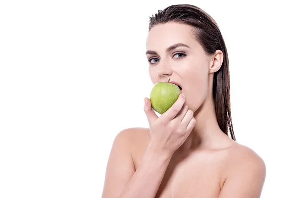 Jovem mulher comendo uma maçã verde — Fotografia de Stock