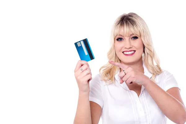 Mulher loira mostrando cartão de crédito — Fotografia de Stock