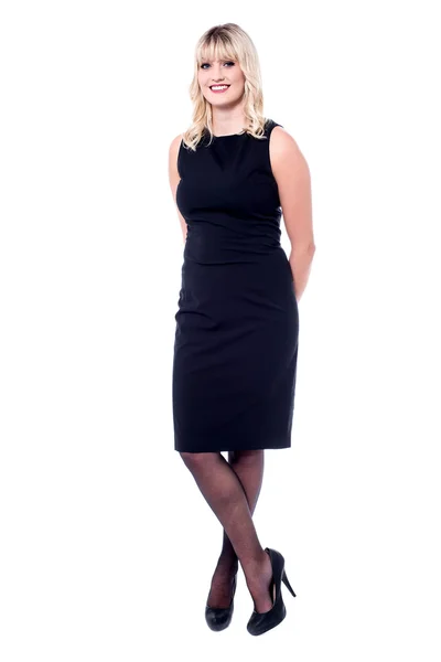 Blonde vrouw in zwarte partij jurk — Stockfoto