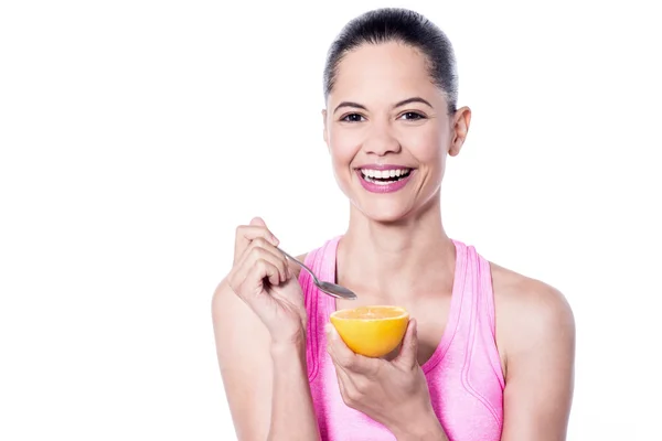 Mujer sonriente teniendo una naranja —  Fotos de Stock