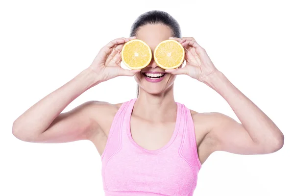 Mujer poniendo rodajas de naranja en los ojos —  Fotos de Stock