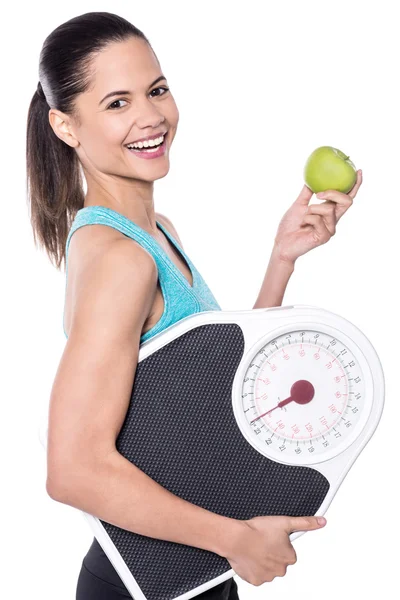 Mujer sosteniendo báscula y manzana —  Fotos de Stock