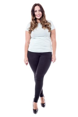 çapraz ayaklı duran genç kadın