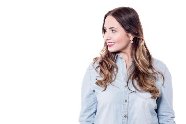 Gülümseyen genç kadın bir kenara arıyorsunuz