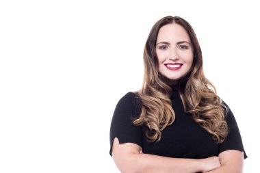 çapraz silah ile gülümseyen güzel Bayan