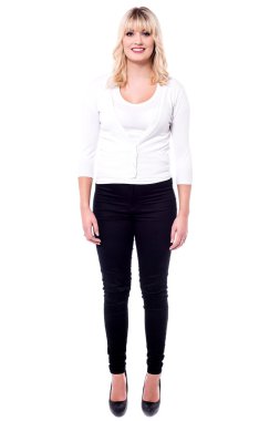 Mutlu genç sarışın kadın