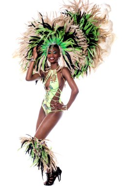 Karnaval kostüm giyen kadın samba dansçısı