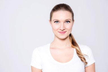 Kameraya poz veren genç kadın