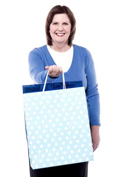 Senior woman holding shopping bags — Stock Photo, Image