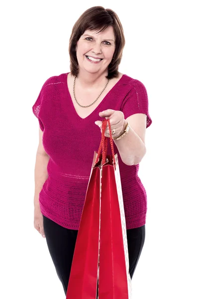 Femme âgée avec sacs à provisions — Photo