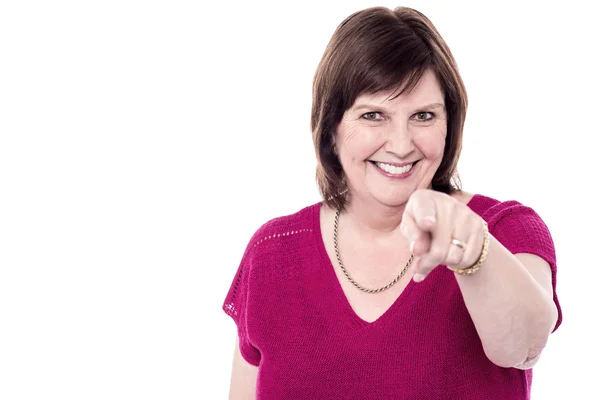 Alegre mujer mayor señalando a la cámara — Foto de Stock