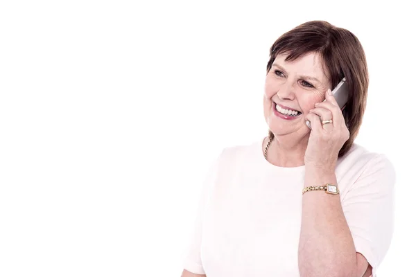 Senior mulher falando no telefone móvel — Fotografia de Stock