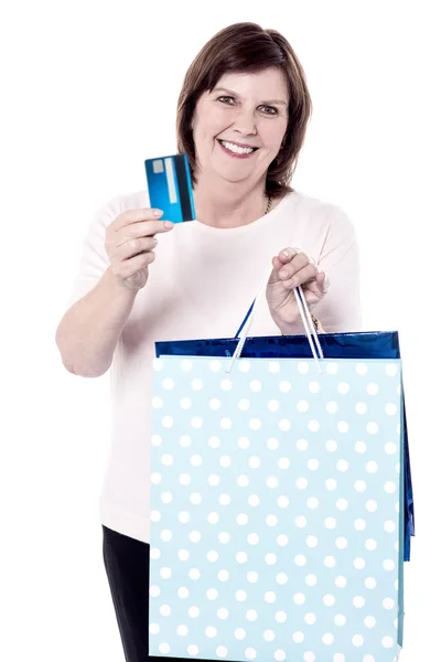 Mujer pagando por compras con tarjeta de crédito — Foto de Stock