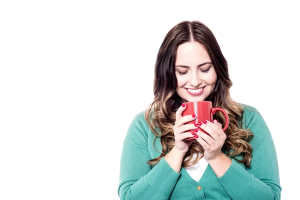 Mulher segurando xícara de café — Fotografia de Stock