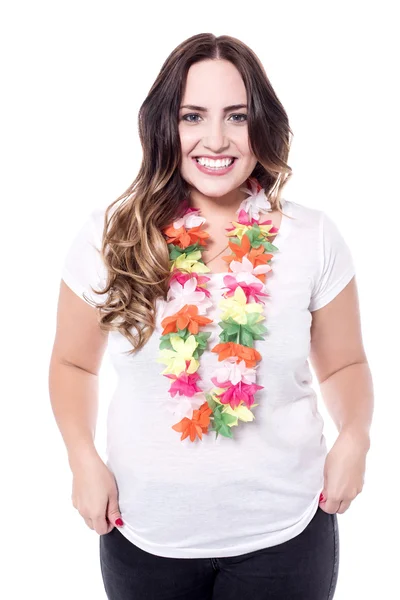 Donna che indossa ghirlanda hawaiana — Foto Stock