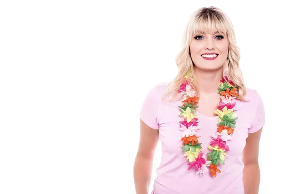 Jonge vrouw dragen hawaiian garland — Stockfoto