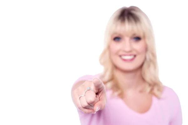 Jonge vrouw wijzend naar de camera — Stockfoto