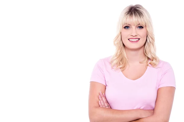 Sonriente bella dama con los brazos cruzados — Foto de Stock