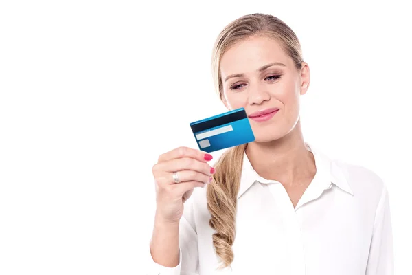Donna d'affari guardando la sua carta di credito — Foto Stock