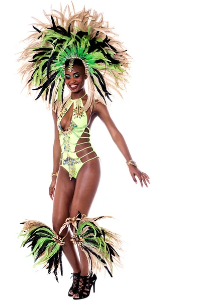 Bailarina de samba femenina con disfraz de carnaval — Foto de Stock