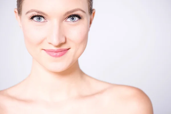 Mujer joven con sonrisa tranquila — Foto de Stock